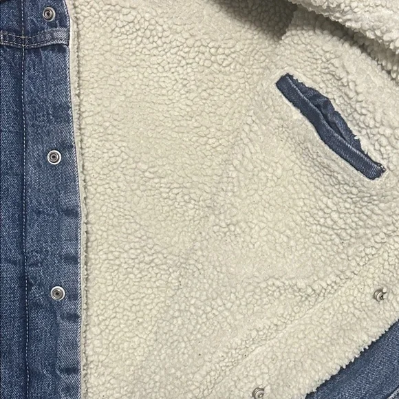 Levi's Classic Blue Denim Jacket with Sherpa Collar - Picture 5 of 5